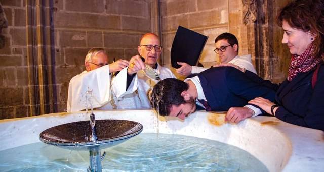 Se bautiza con 25 años el redactor de política de ABC Cataluña: 10 años yendo a misa a escondidas