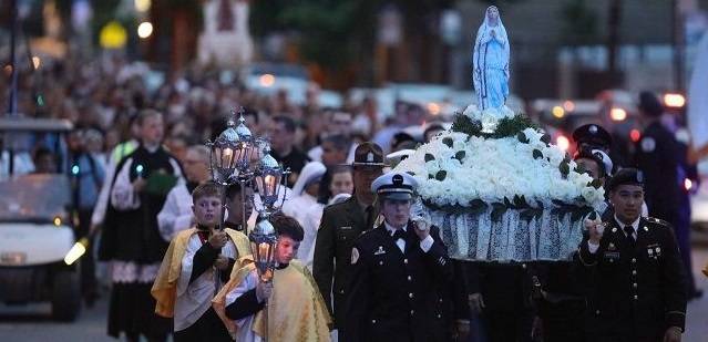 La vio destrozada en la basura, la restauró y se convirtió: ahora esta «Virgen Rota» atrae a miles
