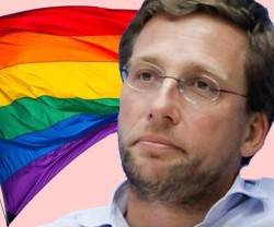 El nuevo alcalde de Madrid, Almeida, del PP, hará los mismo que su predecesora Carmena en el Orgullo Gay: la bandera de un lobby en el balcón de todos