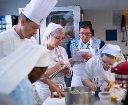 La escuela de alta cocina «Le Cordon Bleu» forma a monjas de clausura para renovar sus recetas