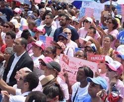 Miles de personas se manifiestan en República Dominicana contra la ideología de género en la escuela