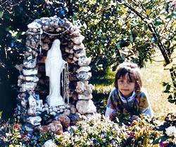 La pequeña Jessica Gregori, con la imagen de la Virgen de Civitavecchia.