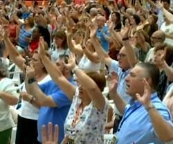 Así es la oración  en la Asamblea de la Renovación Carismática Católica en Alcobendas