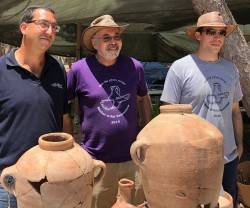 Los arqueólogos posan con las tinajas típicas del periodo del Rey David halladas en lo que casi seguro fue la ciudad de Siclag