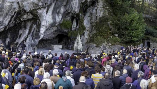 Cientos de miles de peregrinos llegan cada aÃ±o a Lourdes.