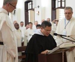 Gerard Francisco Timoner, nuevo superior de los dominicos, de rodillas reza la Profesión de Fe