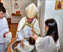 Monseñor Iceta  bautiza a uno de los 17 niños salvados de morir abortados.