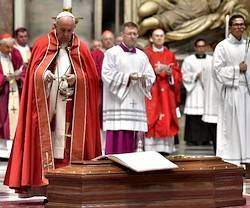 El cardenal Sardi ayudó a formular el mensaje moral de Juan Pablo II, recuerda Bertone en su funeral