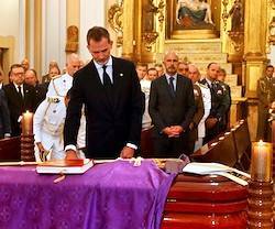 El Rey asistió al funeral del cardenal Estepa, donde monseñor Del Río recordó los «años de plomo»