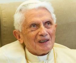Benedicto XVI tiene 92 años pero aún se permite alguna escapada sorpresa como esta al santuario de la Madonna del Tufo