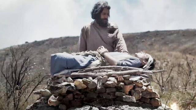 Abraham, a punto de sacrificar a Isaac en la película 'Su único hijo' (2023), de los realizadores de 'The Chosen'.