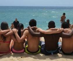 Jóvenes de distintos orígenes disfrutarán de las playas de Barcelona con Cáritas y harán amistades en un ocio sano