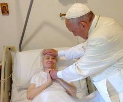 Por sorpresa, el Papa visita a una religiosa enferma que trabajó muchos años en Casa Santa Marta