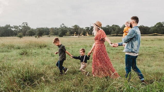Una familia pasea por el campo - foto de Jessica Rockowitz en Unsplash