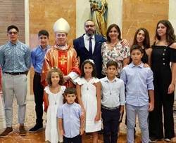 9 hijos y 9 años como familia misionera en Serbia: en verano, el obispo ha confirmado a 8 de ellos