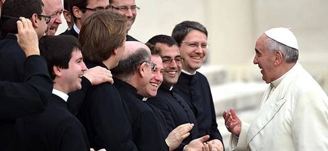 Carta del Papa a todos los sacerdotes: «Agradezco vuestro valiente ejemplo en momentos turbulentos»