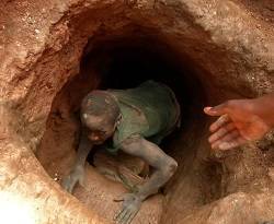 Este misionero rescata niños de las minas de Coltán, donde son en la práctica esclavos