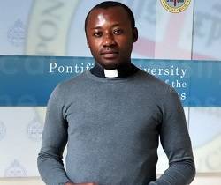 El padre Justin Chukwunonso Nzekwe se encuentra en Roma ampliando sus estudios en la Universidad Pontificia de la Santa Cruz / CARF