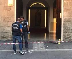 Policía en la entrada del palacio episcopal de Avellino, en Italia, tras la explosión del artefacto