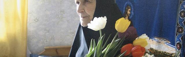 La Madre Adriana, ya anciana, recibe flores y regalos en su cumpleaños