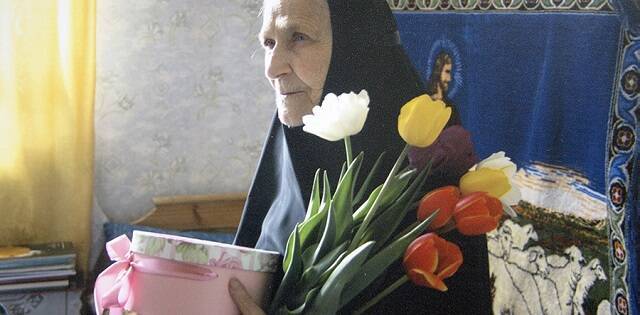 La Madre Adriana, ya anciana, recibe flores y regalos en su cumpleaños
