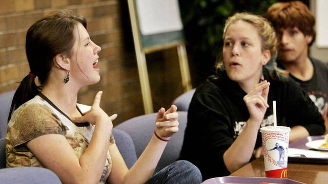 Chicas jóvenes hablando en lenguaje de signos.