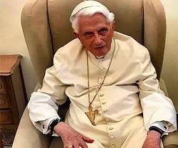 Una de las últimas imágenes de Benedicto XVI, tomada a principios de agosto durante su encuentro con Livio Melina, profesor destituido del Pontificio Instituto Juan Pablo II.