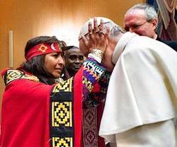 El Papa, con indígenas mapuches que visitaron el Vaticano en febrero de 2017.