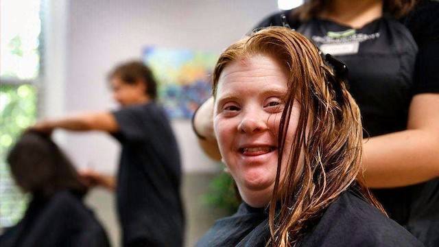 Estilismo en el Hogar Misericordia: peluqueros de nivel hacen felices a personas con discapacidad