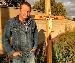 El alcalde, ateo, hizo reponer la Cruz y él mismo fabricó el pedestal: quiso honrar la palabra dada