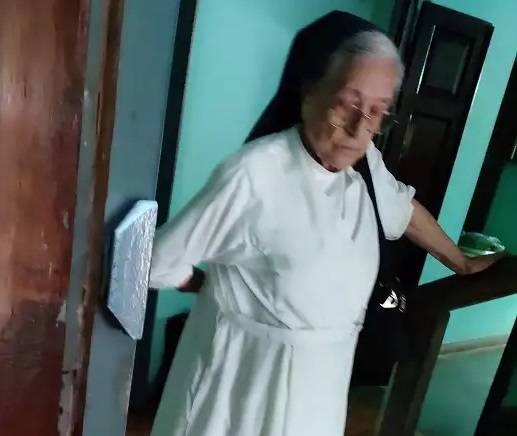 India expulsa a Enedina, misionera española, que llevaba 54 años cuidando a pobres de zonas remotas