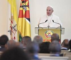 El Papa, ya en Mozambique, pide a los políticos y autoridades que levanten «las armas de la paz»