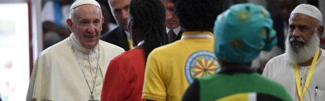 El Papa, con los jóvenes de Maputo: perseverar como los grandes deportistas, evitar la enemistad