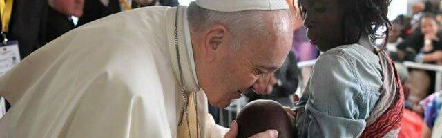 «Cuando nadie os aplauda, seguid saliendo a buscar a los heridos»: el Papa, en un hospital de sida