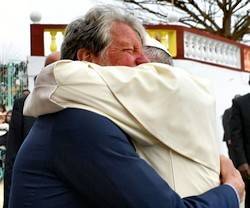 Emoción en el abrazo de Francisco a su «viejo alumno», el padre Opeka, en la Ciudad de la Amistad