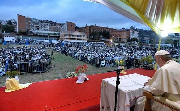 Francisco felicita a la Iglesia de Madagascar por su pujanza y pide no caer en «habriaqueísmos»