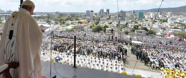 El Papa Francisco presidió la Eucaristía en Port Louis, capital de Mauricio, en el Monumento a María Reina de la Paz / Fotos- Vatican Media