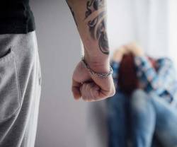 Más menores violentos y violadores en España: la Fiscalía y el Foro de la Familia lo ligan al porno