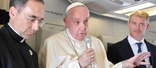 España, la «abuela Europa», cismas y críticas a su Pontificado: rueda de prensa del Papa en el avión