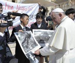 El Papa con unos peregrinos japoneses en Roma que recuerdan la tragedia de Hiroshima y Nagasaki