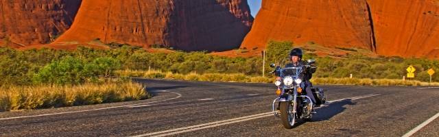 Un motorista en su Harley-Davidson por una carretera australiana, como las que recorría Glen en su moto