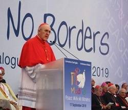 El cardenal Osoro, este martes en la explanada de la catedral de la Almudena durante la clausura de "Paz sin Fronteras" Fotos- José Luis Bonaño