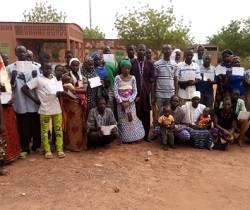 Un grupo de refugiados de las aldeas saqueadas por los yihadistas en el norte de Burkina Faso / Foto- ACN