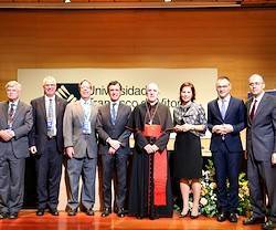 El cardenal Carlos Osoro, arzobispo de Madrid, con los ganadores de los Premios Razón Abierta.