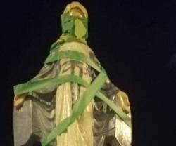 Las feministas abortistas de Ecuador amordazaron esta Virgen del centro de Quito... ¿No quieren que hable la Mujer más influyente de la historia?