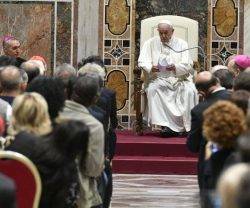 El Papa no leyó su documento a los responsables de la comunicación vaticana sino que improvisó un mensaje con tres ideas clave