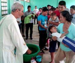 El obispo Oliver de Requena bautiza a numerosos niños de distintas edades en un pueblo de su vicariato del Amazonas peruano