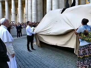 Escultura inaugurada ante el Papa