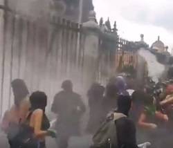 Intentan prender fuego a la catedral de Ciudad de México durante una violenta marcha abortista