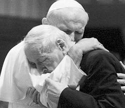La imagen del emocionado abrazo del cardenal Wyszyński a su amigo Juan Pablo II dio la vuelta al mundo